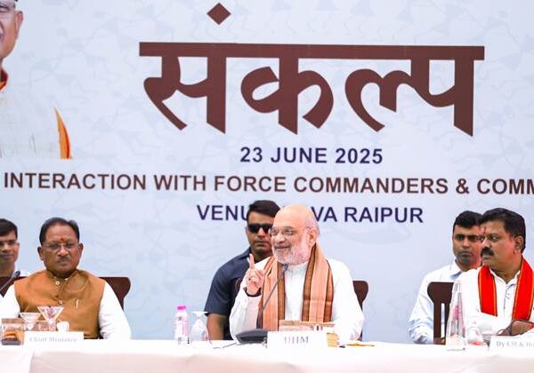 केंद्रीय गृह एवं सहकारिता मंत्री अमित शाह ने छत्तीसगढ़ के नवा रायपुर में सुरक्षा बलों के जवानों के साथ संवाद किया