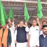 विधानसभा अध्यक्ष ने श्री रामलला दर्शन अयोध्या धाम योजना अंतर्गत दुर्ग एवं बस्तर संभाग के 765 तीर्थ यात्रियों को हरी झंडी दिखाकर स्पेशल ट्रेन से किया रवाना