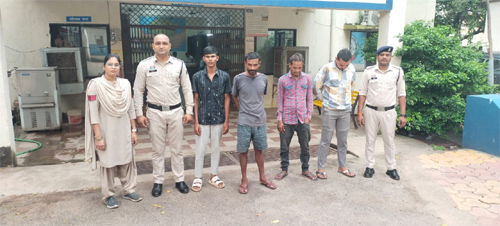 मोहल्ले में हो-हल्लड़ करने वाले 4 शरारती तत्व गिरफ्तार