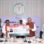 विधानसभा अध्यक्ष को आयुष्मान वय वंदना कार्ड बनाकर उप मुख्यमंत्री एवं जिले के प्रभारी मंत्री द्वारा प्रदान किया गया