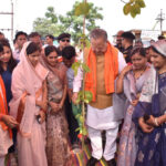 विधानसभा अध्यक्ष डॉ. रमन सिंह ने पार्रीकला में एक पेड़ मां के नाम अभियान अंतर्गत किया पौधरोपण