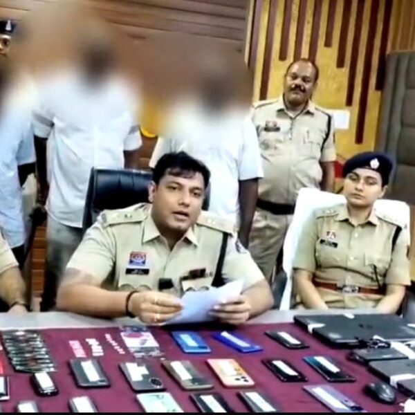 महिलाओं को लुभाकर कर रहे थे लाखों की ठगी