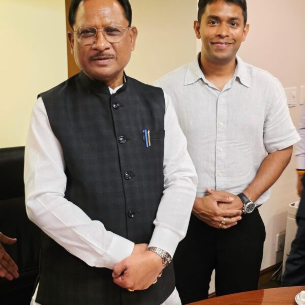 बस्तर के होनहार अविनाश तिवारी से टोक्यो में मिले मुख्यमंत्री : छत्तीसगढ़ में उद्योग स्थापना को लेकर हुई सकारात्मक चर्चा
