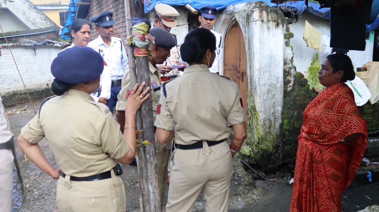 पुलिस का सघन चेकिंग अभियान : बाहरी मुसाफिरों, गुंडा-बदमाशों और संदिग्धों की हुई पहचान