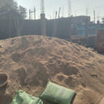 लखोली बैगापारा में सड़क पर रेत-गिट्टी रखने पर मलमा मण्डप के तहत 2 हजार रुपये जुर्माना