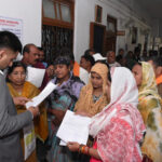 कलेक्टर ने जनदर्शन में पहुंचे जनसामान्य की समस्याओं को गंभीरतापूर्वक सुना