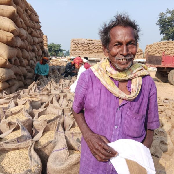 धान विक्रय से बुजुर्ग किसान रघुनाथ सिंह के बेटे की शादी होगी आसान