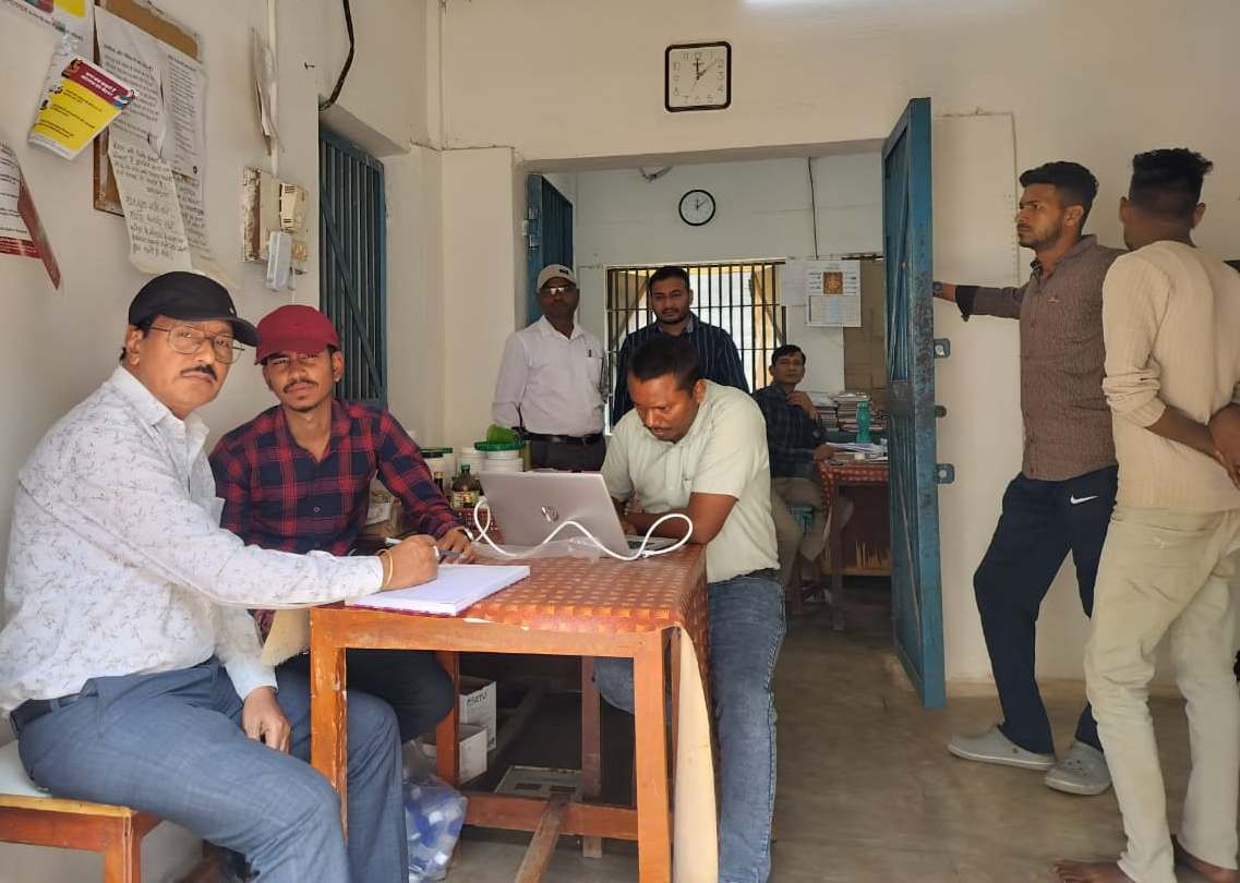 जिला जेल के कैदियों का हैंड हैल्ड एक्स-रे मशीन से टीबी जांच अभियान