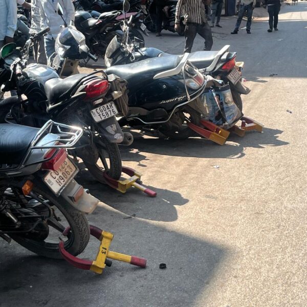 राजनांदगांव में नो पार्किंग में खड़े वाहनों पर यातायात पुलिस की कार्रवाई