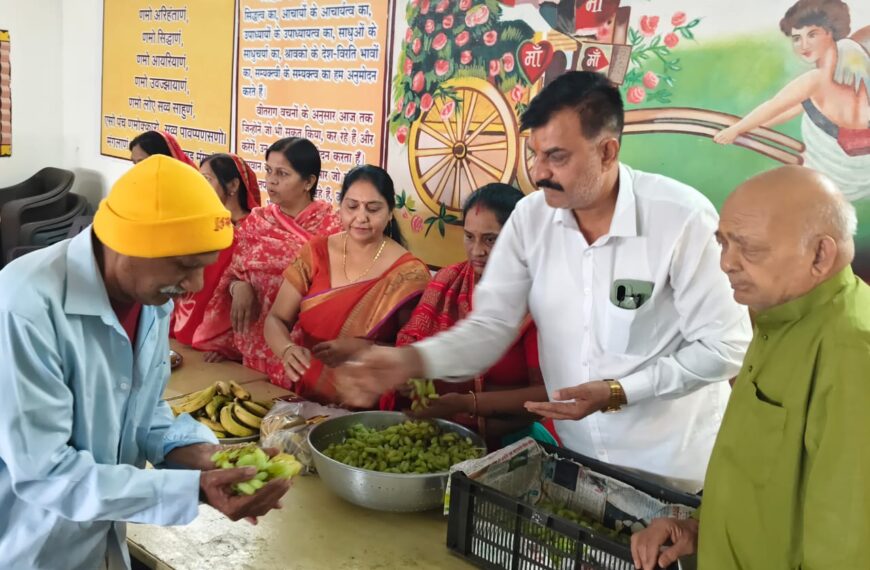 आचार्य विद्यासागर महाराज के द्वितीय समाधि स्मृति दिवस पर जैन मंदिर में आचार्य छत्तीसी विधान, वृद्धाश्रम में फल वितरण