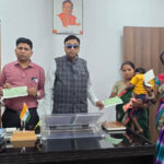 डा. रमन सिंह ने 25 जरूरतमंदों को दी आर्थिक सहायता, 6.50 लाख रुपये का चेक वितरण