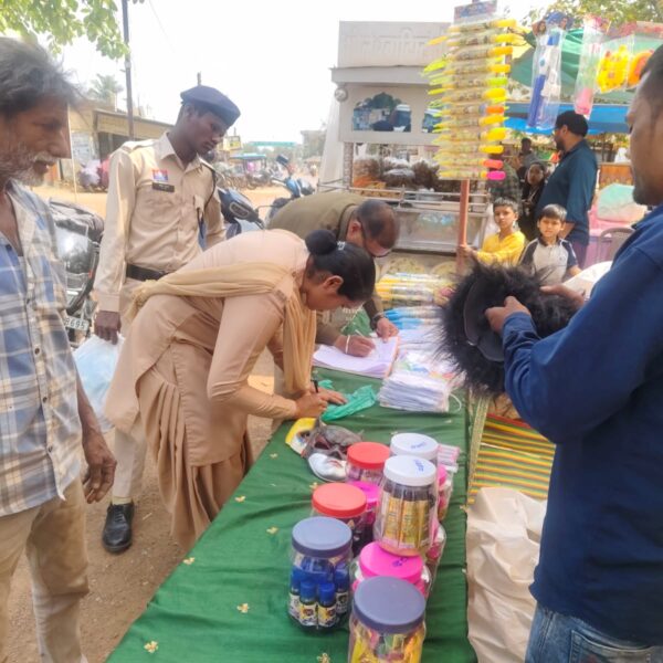 होली पर सख्ती : 179 दुकानों की जांच, आपत्तिजनक मुखौटे जब्त