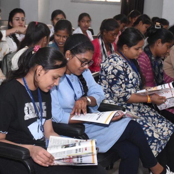 जनसंपर्क विभाग की जनमन पत्रिका और जी राम जी ब्रोसर का डिजिटल लाईब्रेरी व कॉलेज में नि:शुल्क वितरण