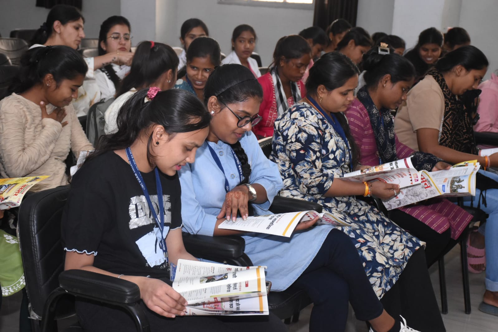 जनसंपर्क विभाग की जनमन पत्रिका और जी राम जी ब्रोसर का डिजिटल लाईब्रेरी व कॉलेज में नि:शुल्क वितरण