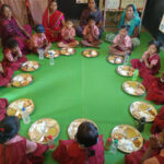 ग्राम रानीतलाब के आंगनबाड़ी केन्द्र में बच्चों के लिए तिथि भोजन का आयोजन