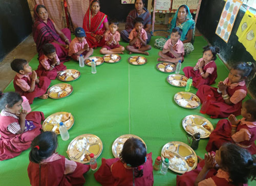 ग्राम रानीतलाब के आंगनबाड़ी केन्द्र में बच्चों के लिए तिथि&hellip;