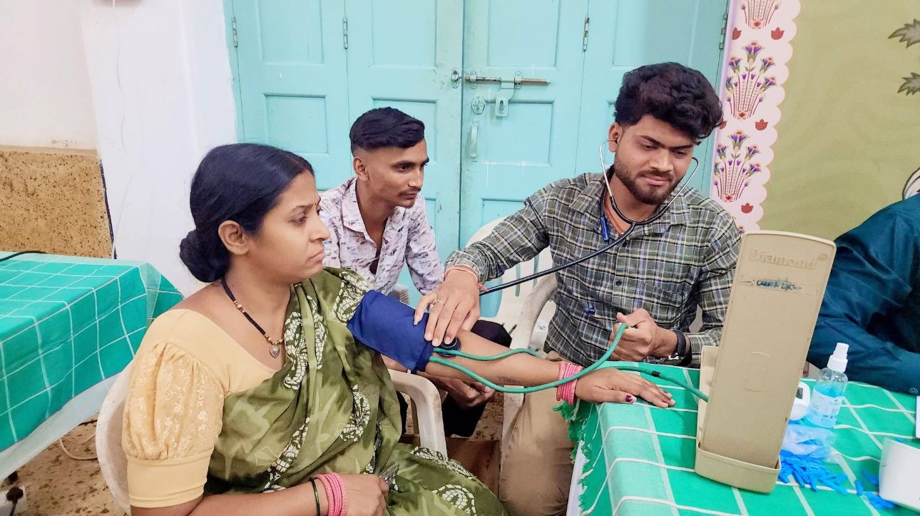 महावीर नि:शुल्क स्वास्थ्य शिविर में उमड़ी भीड़, पहले दिन 743 लोगों ने लिया लाभ