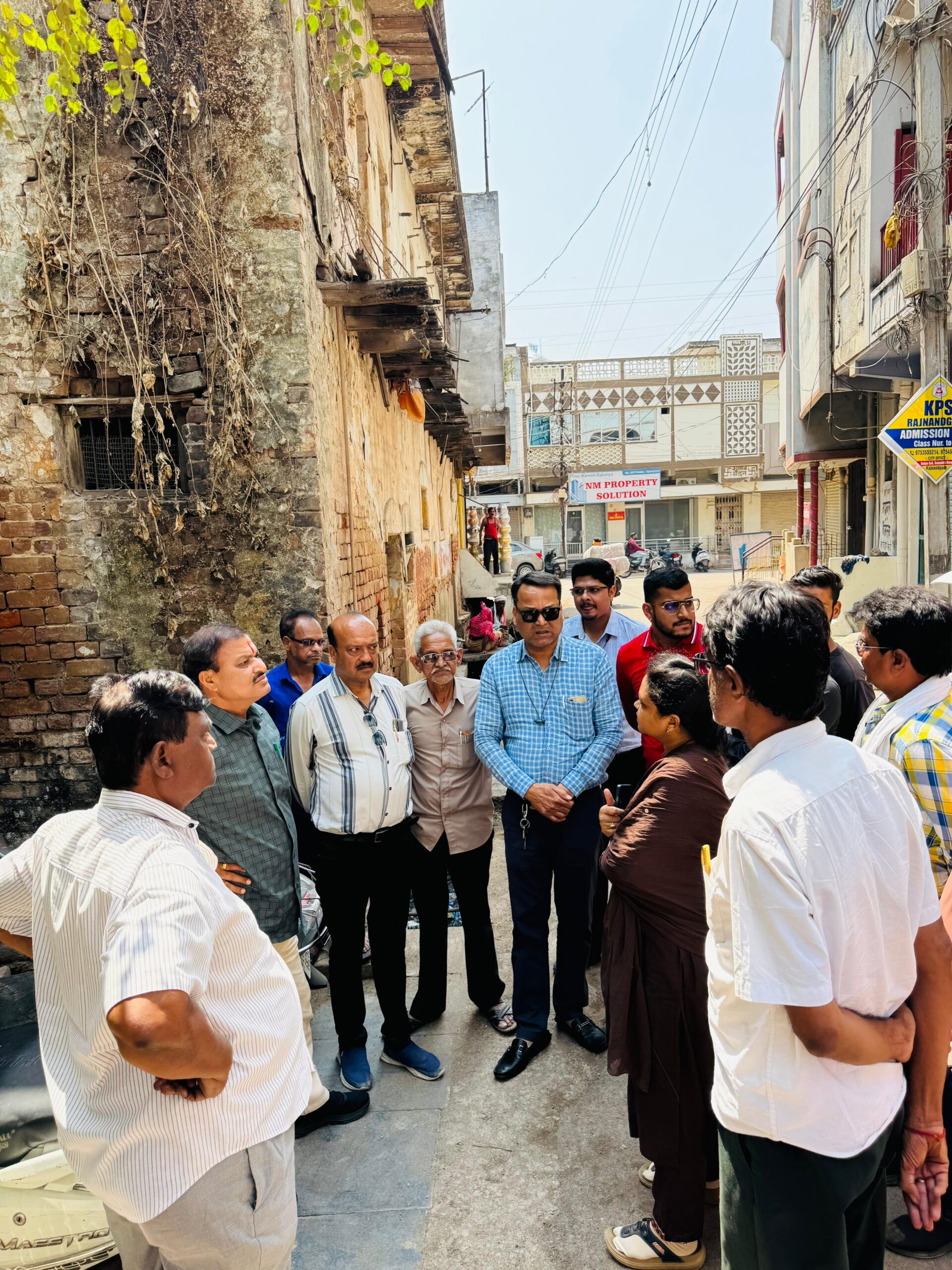 महापौर ने ठेठवार पारा में नाली निर्माण का किया स्थल निरीक्षण