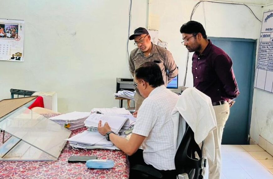 संभागायुक्त ने डोंगरगांव एसडीएम कार्यालय का किया आकस्मिक निरीक्षण