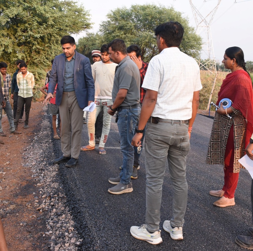 पीएमजीएसवाई सड़क निर्माण में तेजी लाने के निर्देश, कलेक्टर ने गुणवत्ता जांची