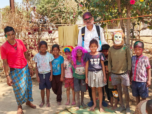 भोलापुर में अलवा फाउंडेशन के चेयरमैन ने मनाई होली