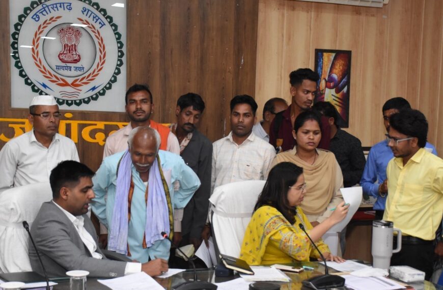 कलेक्टर ने जनदर्शन में गंभीरता से सुनी नागरिकों की समस्याएं