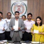 कलेक्टर ने जिला स्तरीय अधिकारियों को किया प्रथमोपचार किट का वितरण