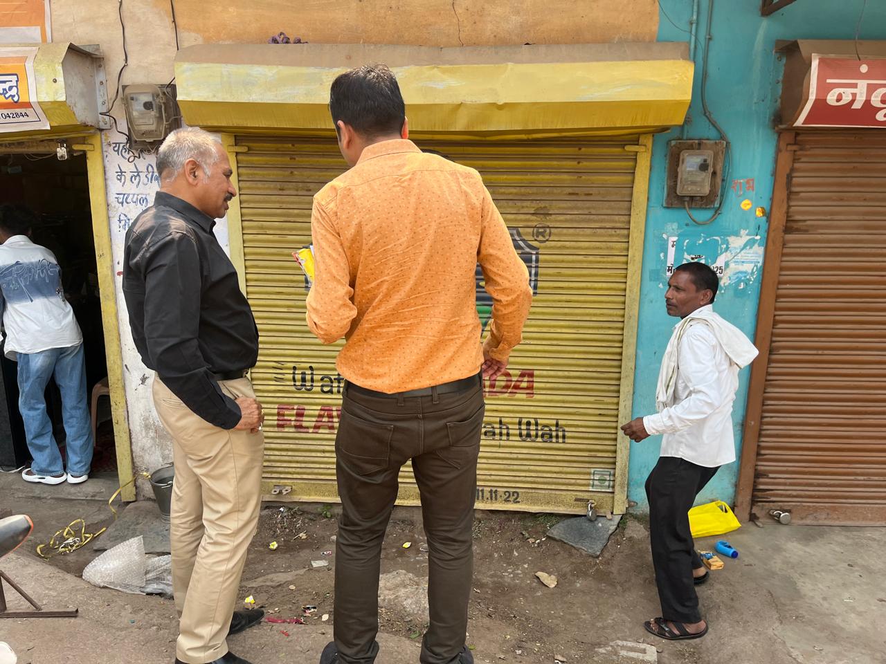 राजस्व वसूली में कड़ाई : चिखली स्कूल के पास 7 दुकाने सील, 6 पर नोटिस