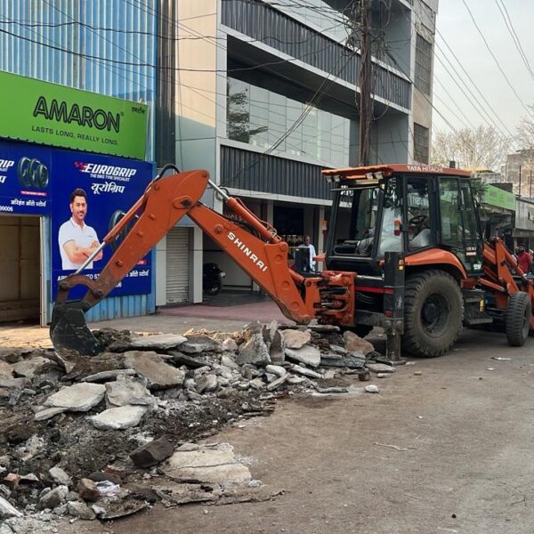 स्टेशन रोड सौंदर्यीकरण के लिए निगम ने अतिक्रमण हटाया