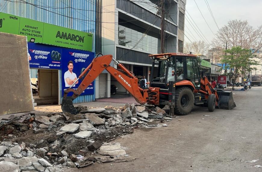 स्टेशन रोड सौंदर्यीकरण के लिए निगम ने अतिक्रमण हटाया