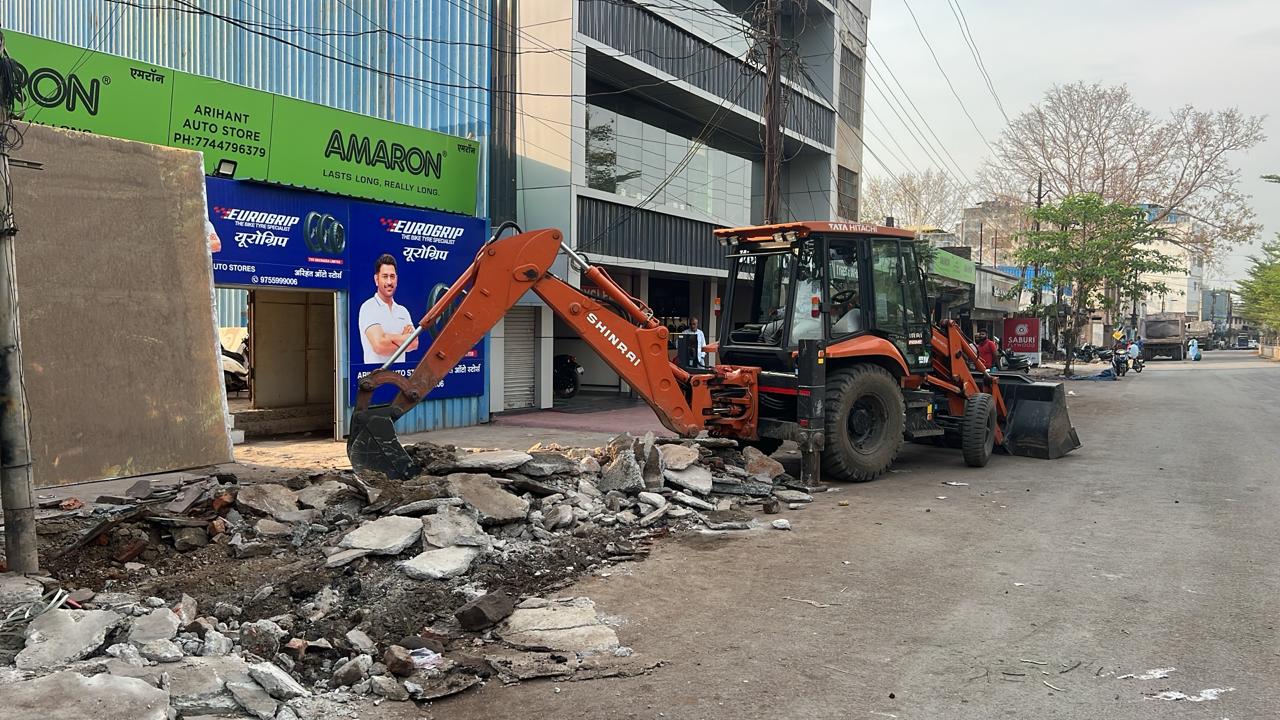 स्टेशन रोड सौंदर्यीकरण के लिए निगम ने अतिक्रमण हटाया