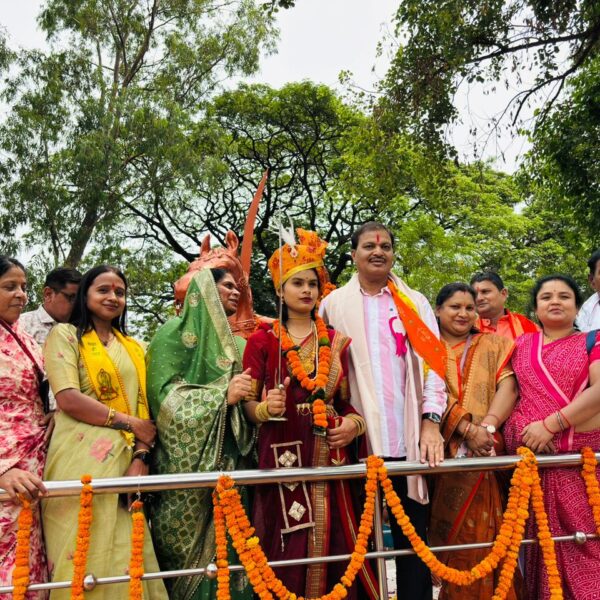 महापौर मधुसूदन यादव ने रानी अवंती बाई की प्रतिमा पर माल्यार्पण कर दी पुष्पांजलि