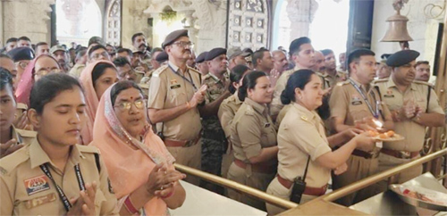 मां बम्लेश्वरी की आरती में पुलिस टीम ने भक्ति भाव का संदेश दिया