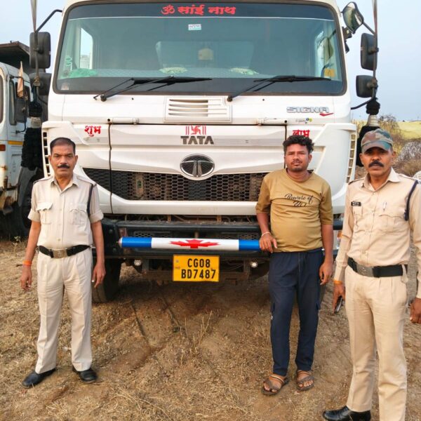 खनिजों के अवैध परिवहन पर कार्रवाई, वाहनों को थाना सौंपा