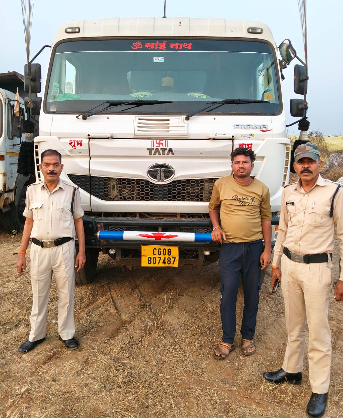 खनिजों के अवैध परिवहन पर कार्रवाई, वाहनों को थाना सौंपा