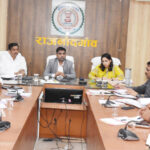 बजट में शामिल विकास कार्य को प्राथमिकता देते हुए शीघ्र प्राक्कलन बनाकर करें प्रस्तुत – कलेक्टर