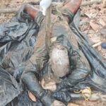 नदी में रेत के भीतर मिली अज्ञात युवक की लाश, इलाके में सनसनी