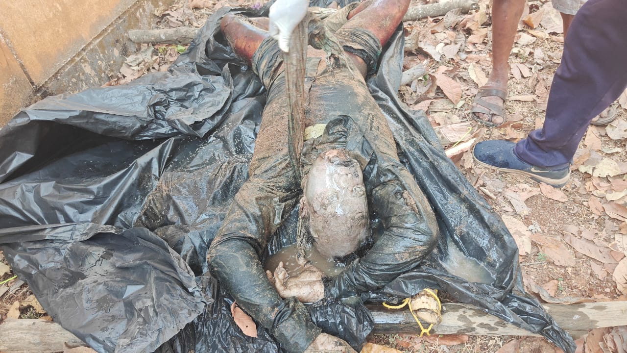 नदी में रेत के भीतर मिली अज्ञात युवक की लाश, इलाके में सनसनी