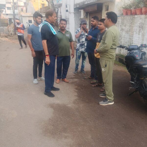 गंदे पानी की शिकायत पर महापौर पहुंचे नंदई, इंदिरा नगर और चौखड़िया पारा, पाइप लाइन जांच के निर्देश