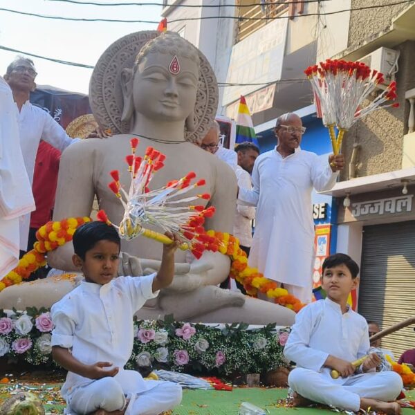 भक्तिमय अगवानी : 700 किमी का विहार कर संस्कारधानी पहुंचे भगवान नेमिनाथ, उमड़ा श्रद्धा का सैलाब