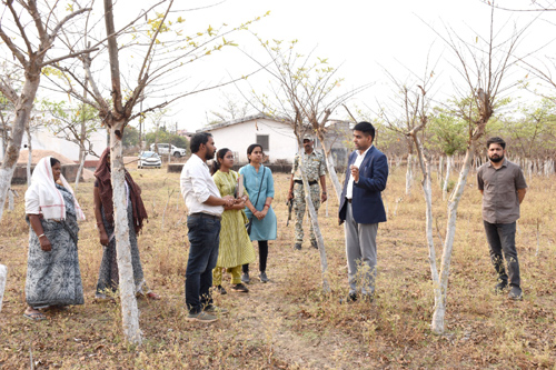 कलेक्टर ने गठुला में टसर परिवर्तन केन्द्र का किया निरीक्षण,&hellip;