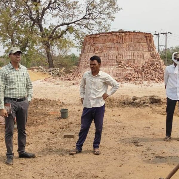 प्रशासनिक दबिश : माहुलझोपड़ी में अवैध ईंट भट्टे पर चला प्रशासन का डंडा, लाखों ईंटें और लकड़ी जब्त