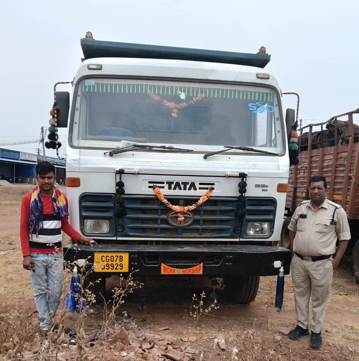 खनिज माफिया पर प्रशासन का शिकंजा, अवैध उत्खनन व परिवहन करते 3 हाईवा और जेसीबी जप्त