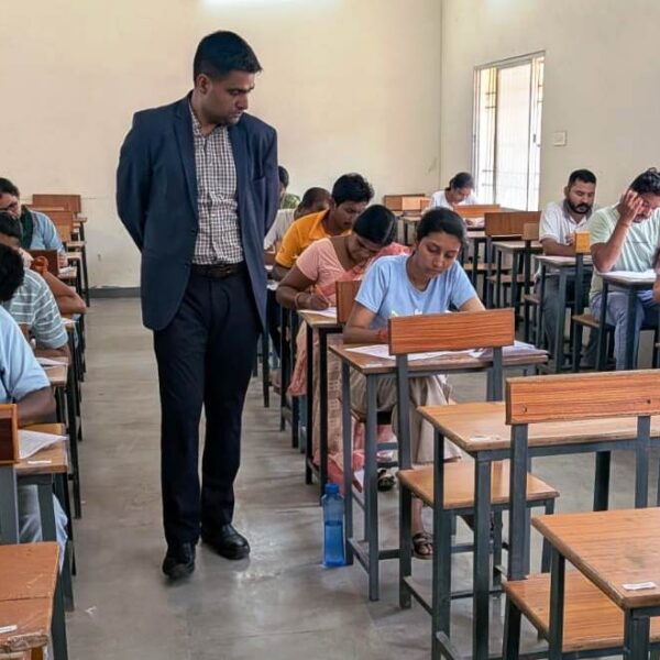 कलेक्टर ने विभिन्न परीक्षा केंद्रों का औचक निरीक्षण कर व्यवस्थाओं का लिया जायजा