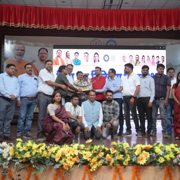 छत्तीसगढ़ में पहली बार राज्य स्तरीय विश्व पशु चिकित्सा दिवस का भव्य आयोजन, अम्बिकापुर बना साक्षी : पशु चिकित्सकों को मिला सम्मान, “भोजन एवं स्वास्थ्य के संरक्षक” बताए गए