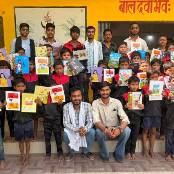 पनेका आश्रम में एनएसयूआई ने 56वें स्थापना दिवस पर किया सेवा कार्यक्रम, छात्रों को बांटे कॉपी-पेन