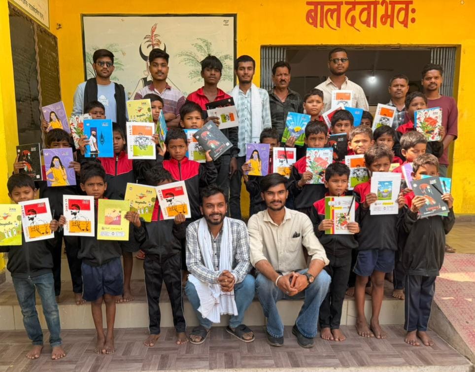 पनेका आश्रम में एनएसयूआई ने 56वें स्थापना दिवस पर किया सेवा कार्यक्रम, छात्रों को बांटे कॉपी-पेन