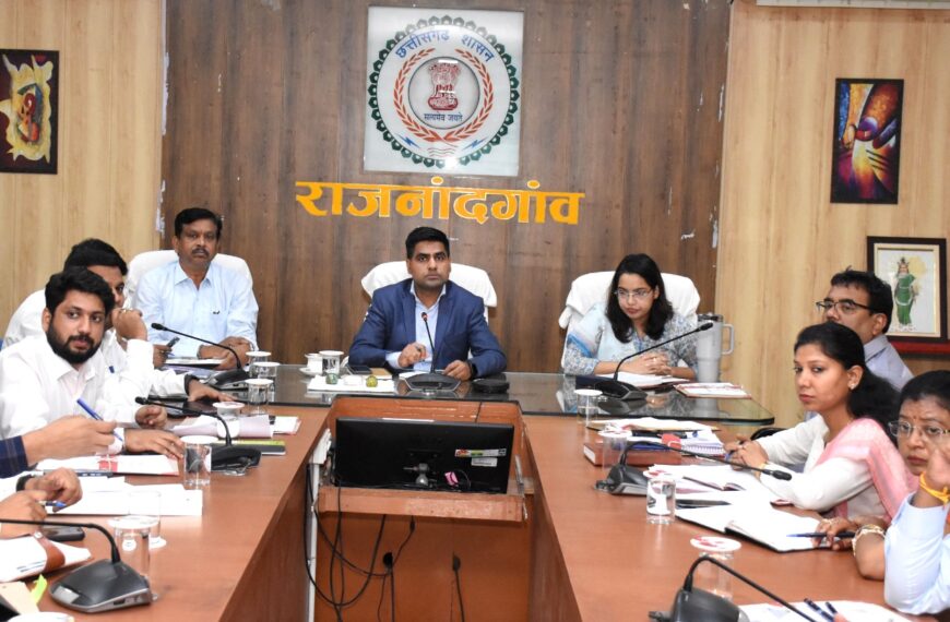 कलेक्टर ने साप्ताहिक बैठक में दिए अहम निर्देश, अवैध रेत खनन व खाद्य सुरक्षा पर जोर