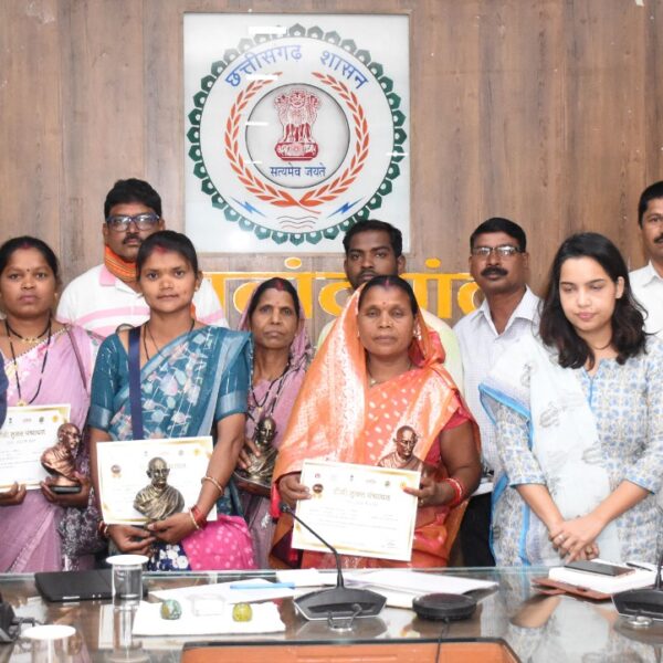 कलेक्टर ने टीबी मुक्त पंचायतों के सरपंचों को किया सम्मानित