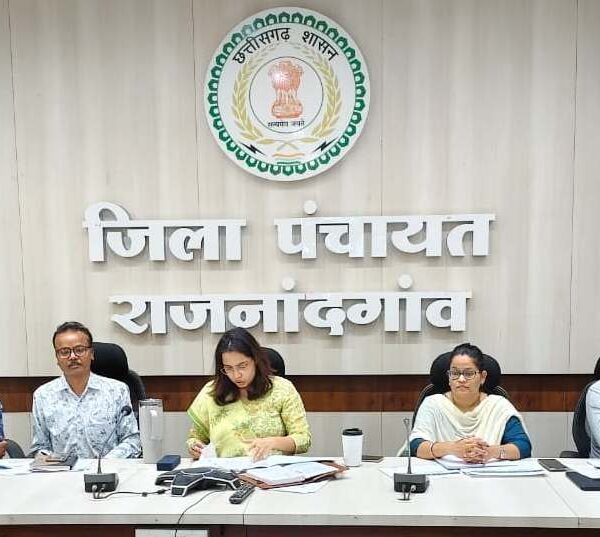 सीईओ जिला पंचायत ने विकास कार्यों की समीक्षा, समय-सीमा में पूर्ण करने के दिए निर्देश